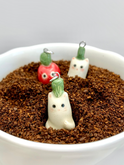 Daikon Cat Necklace