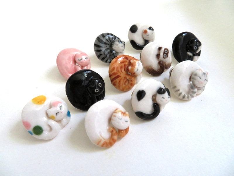 Round Cat Brooch