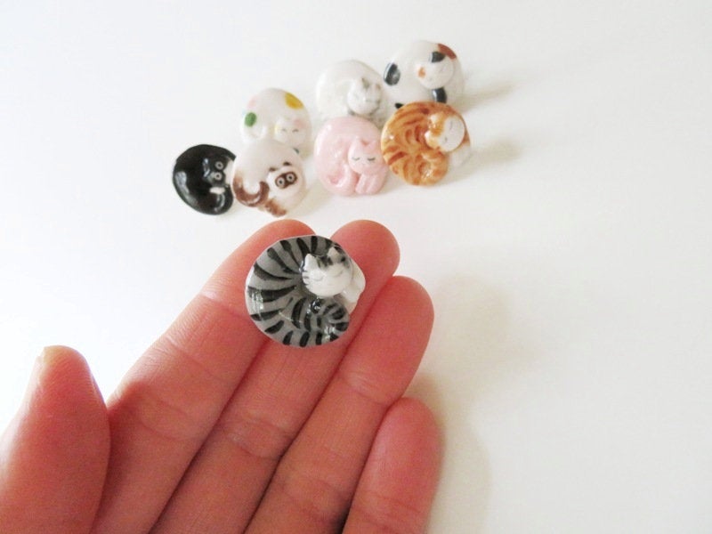 Round Cat Brooch