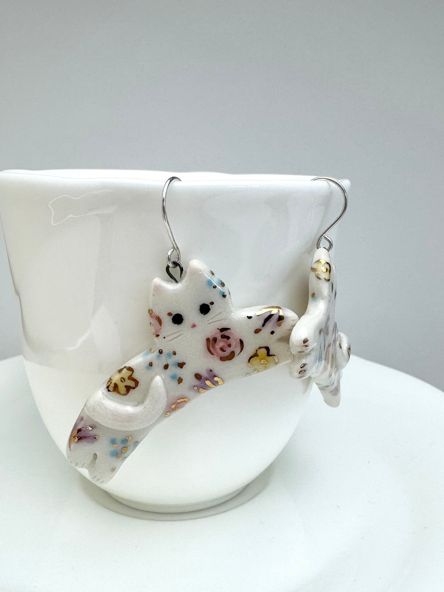 Flower Motif Cat Earrings